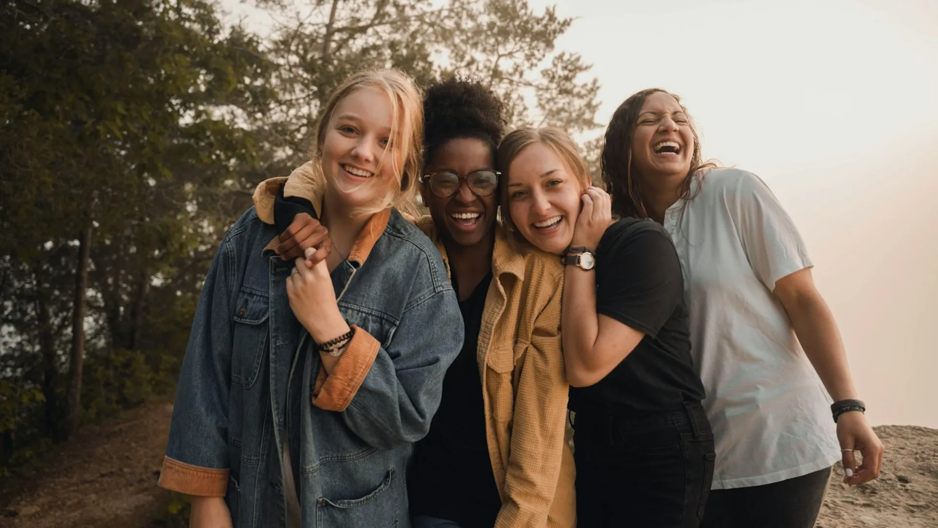 Femmes ensemble, lumière naturelle
